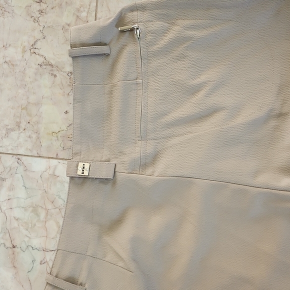 Bundle of DKNY capri and bermuda - Picture 13 of 16